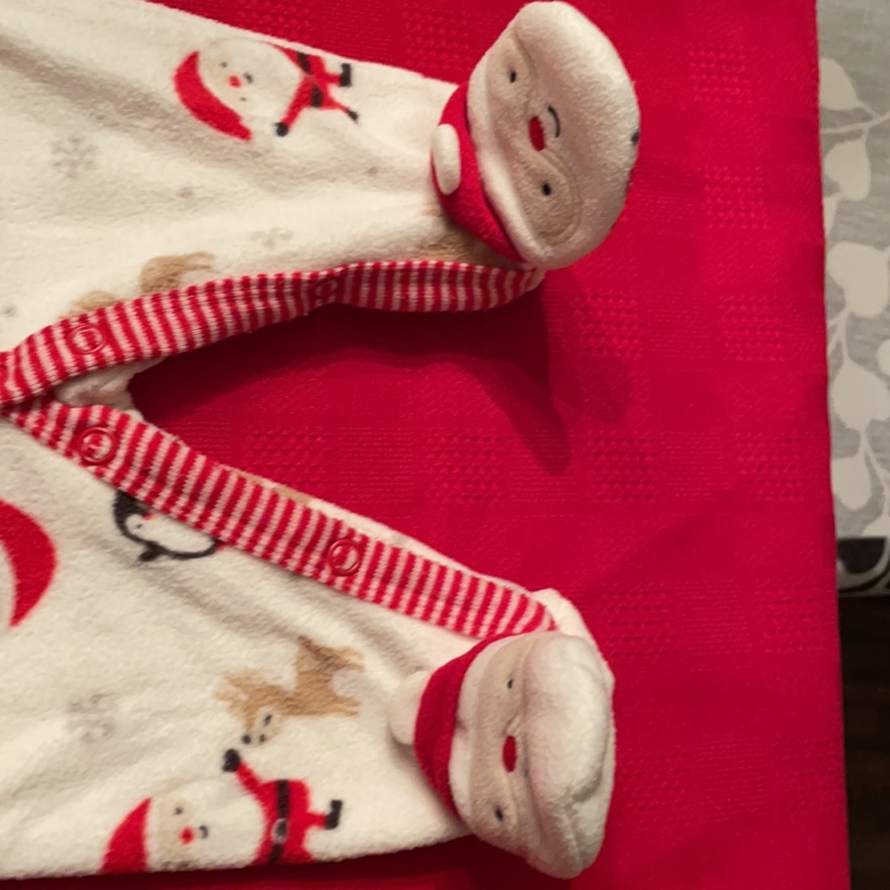 Carter’s newborn onesie for Xmas. Santa feet - Picture 4 of 5